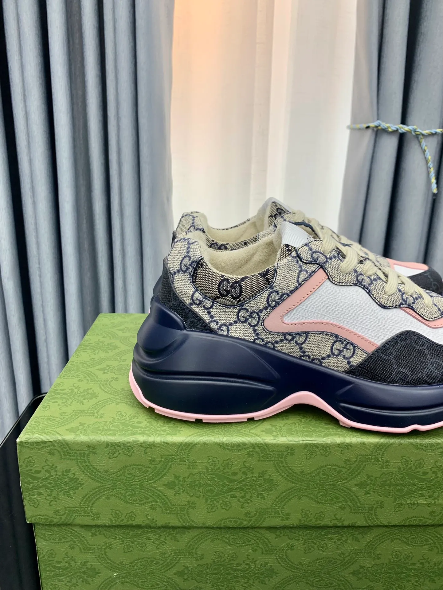 👟👟Ex-factory price 480👟👟 Gucci dad shoes for couples, distressed leather horn-shaped retro jogging shoes. The Balenciaga grandpa trend has subsided, ushering in GUCCI dad shoes, the trend leader in the fashion industry. The original shoes are molded and the original last is made by the Italian handmade foundry! [Gucci original dad shoes] Original surface: imported calfskin! Lining: Grade A hybrid lambskin! Outsole: The highest restoration sole. TPU material plus wear-resistant foam (anti-wear cushioning) ivory leather has been processed with an old-fashioned effect. The sole is 5cm high! The comfort level is excellent, killing all high-end versions on the market! Original logo outsole! 👣Size: Women’s size 35-40. Men's size 38-45. Women's heel with 🈚️logo! Men's heel with 🈶️logo!